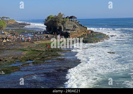 Tabanan, Bali, Indonesien - 3. September 2019: Berühmter Tanah Lot Tempel mit Besuchern - einer von sieben Meerestempeln an der balinesischen Küste Stockfoto