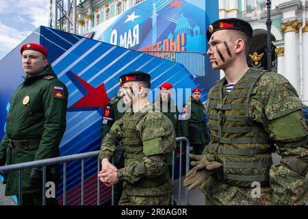 St. Petersburg, Russland. 07. Mai 2023. Russische Militärkadetten während der Generalprobe für die Siegesparade am Palastplatz. Russland wird den 78. Jahrestag des vollständigen und letzten Sieges im Großen Patriotischen Krieg über Nazideutschland feiern. Der Siegesfeiertag wird in vielen Städten des Landes am 9. Mai gefeiert, die wichtigsten sind St. Petersburg und Moskau. Kredit: SOPA Images Limited/Alamy Live News Stockfoto