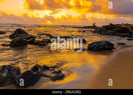 Am Lydgate Beach Park, Lihue, Kauai, Hawaii, USA, schweben Wellen über den alten Lavafeldern Stockfoto