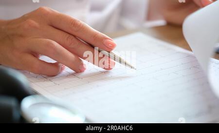 Kardiologin zur Prüfung der Kardiogrammergebnisse des Patienten Stockfoto