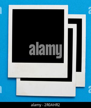 Polaroid-Bilderrahmen auf blauem Hintergrund Stockfoto