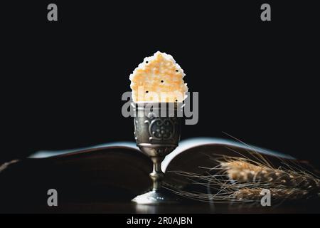 Das Konzept des Eucharisten oder der heiligen Kommunion des Christentums. Eucharist ist ein Sakrament, das von Jesus eingeführt wurde. Während des letzten Abendessens mit Jüngern. Brot und Wein Stockfoto