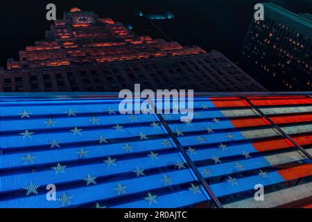 Die USA Die Rekrutierungsstelle der Streitkräfte, die 1946 am Times Square in New York City eröffnet wurde, fügte diese erleuchtete Flagge 2011 hinzu. Stockfoto