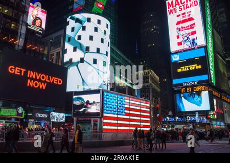 Die USA Das 1946 am Times Square in New York eröffnete Rekrutierungsbüro der Streitkräfte fügte 2011 eine beleuchtete US-Flagge hinzu. Stockfoto