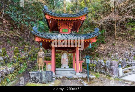 Kyoto, Japan - 27. März 2023: Kawaii Little buddhas Statuen im Otagi Nenbutsu-ji Tempel in Kyoto, Japan Stockfoto