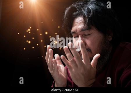 Hände gefaltet im Gebet weiter in der Kirche Konzept für Glauben, Spiritualität und Religion, Mann betet am Morgen. Männerhand mit Gott beten. Mensch Christus Stockfoto