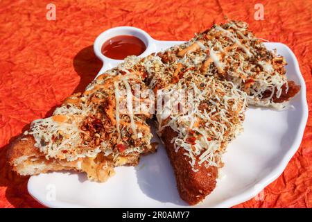 Gegrilltes Veg Club Sandwich mit Käse-Chili-Sauce und Mayo-Garniergarnierung / indisches und kontinentales Fusionsküche-Brot-Sandwich mit Paneer-Füllung Stockfoto