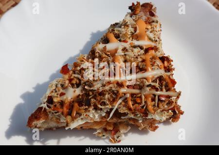 Offener Käse-Sandwich-Toast mit Pizza und Mayo-Käse Stockfoto