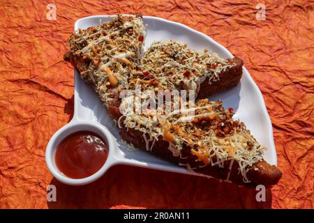 Offener Käse-Sandwich-Toast mit Pizza und Mayo-Käse Stockfoto