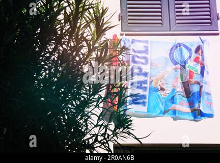 Neapel, Italien, Mai 5. 2023, Neapel-Poster aus einem Fenster, Konzept des italienischen Neapel-Fußball-Team-Turniers 2023. Stockfoto