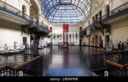 Santiago, Chile National Museum of Fine Arts (Museo de Bellas Artes) Interieur. Besucher, die zeitgenössische spanische Kunst im Erdgeschoss sehen Stockfoto