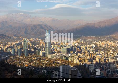 Santiago Chile: Panoramablick Auf Den Cerro Cristobal Hill, Die Berühmte Skyline Des Costanera Tower. Der Vollmond erhebt sich über den Hintergrund der fernen Anden Stockfoto