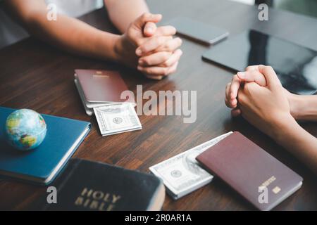 Das Konzept des christlichen Ministeriums. Kleine Gruppen beten gemeinsam für die christliche Mission. Mission zur Verbreitung von Evangelium und Religion des Christentums. Hände beten Stockfoto