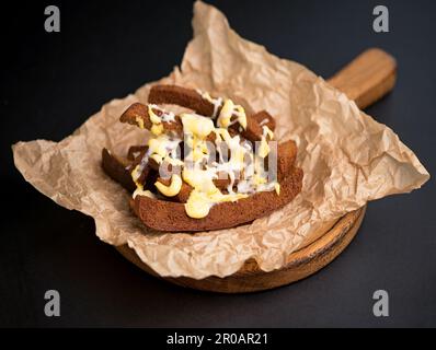 Große Auswahl an Snacks für Bier - Käse, Croutons - auf Pergament Blick von oben Stockfoto