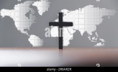 Jesus christus Kreuz auf einem Holztisch mit einem unscharfen Hintergrund der Weltkarte. Vorstellung von Mission Evangelismus und Evangelium auf der Welt. Kopieren Sie Platz für Text, Christian zurück Stockfoto