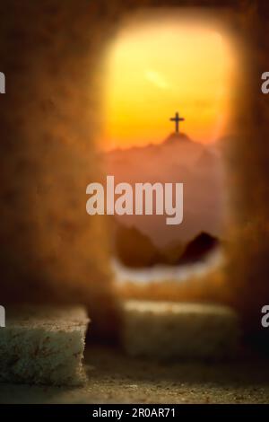 Kreuzung mit Höhle oder Tunnel Es ist das Grab, in dem sein lebloser Körper liegt. Das Konzept der Auferstehung Jesu im Christentum. Crucif Stockfoto