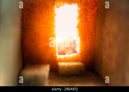 Kreuzung mit Höhle oder Tunnel Es ist das Grab, in dem sein lebloser Körper liegt. Das Konzept der Auferstehung Jesu im Christentum. Crucif Stockfoto