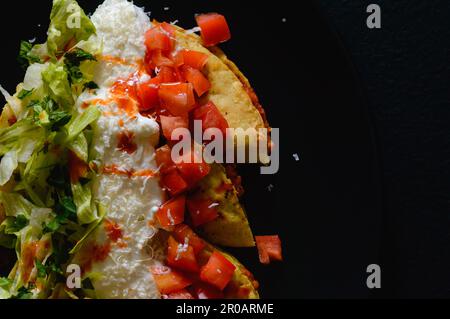 Kartoffelpüree und Chorizo Tacos Dorados mit Garnierung Stockfoto