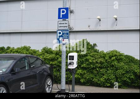 Köln, Deutschland. 05. Mai 2023. Ein Elektrofahrzeug der Firma Tesla wird an einer Ladestation aufgeladen. Steht auf einem Parkplatz mit einem Schild, dass Sie nur während des Abrechnungsprozesses stehen dürfen. Guthaben: Horst Galuschka/dpa/Alamy Live News Stockfoto