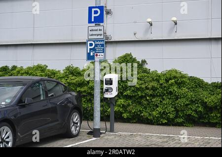 Köln, Deutschland. 05. Mai 2023. Ein Elektrofahrzeug der Firma Tesla wird an einer Ladestation aufgeladen. Steht auf einem Parkplatz mit einem Schild, dass Sie nur während des Abrechnungsprozesses stehen dürfen. Guthaben: Horst Galuschka/dpa/Alamy Live News Stockfoto