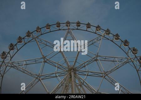 Ein kleiner Schuss eines Riesenrads gegen den Himmel Stockfoto