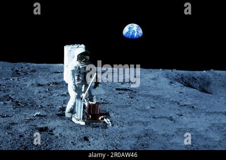 Ein Astronaut erforscht den Mond. Elemente dieses Bildes, die der NASA entsprechen. Hochwertiges Foto Stockfoto