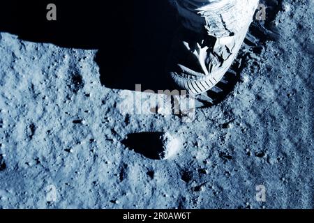 Astronauten-Fußabdruck auf dem Mond. Elemente dieses Bildes, die der NASA entsprechen. Hochwertiges Foto Stockfoto