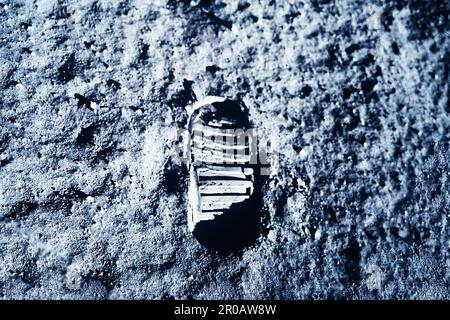 Astronauten-Fußabdruck auf dem Mond. Elemente dieses Bildes, die der NASA entsprechen. Hochwertiges Foto Stockfoto