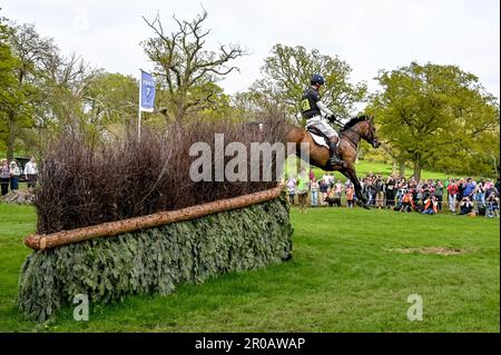 William Fox-Pitt reitet am 7. Mai 2023 bei den Badminton Horse Trials in Badminton, Gloucester, Großbritannien, im Cross Country. Foto von Phil Hutchinson. Nur redaktionelle Verwendung, Lizenz für kommerzielle Verwendung erforderlich. Keine Verwendung bei Wetten, Spielen oder Veröffentlichungen von Clubs/Ligen/Spielern. Kredit: UK Sports Pics Ltd/Alamy Live News Stockfoto