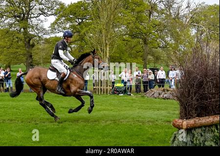 William Fox-Pitt reitet am 7. Mai 2023 bei den Badminton Horse Trials in Badminton, Gloucester, Großbritannien, im Cross Country. Foto von Phil Hutchinson. Nur redaktionelle Verwendung, Lizenz für kommerzielle Verwendung erforderlich. Keine Verwendung bei Wetten, Spielen oder Veröffentlichungen von Clubs/Ligen/Spielern. Kredit: UK Sports Pics Ltd/Alamy Live News Stockfoto