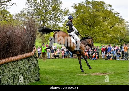 William Fox-Pitt reitet am 7. Mai 2023 bei den Badminton Horse Trials in Badminton, Gloucester, Großbritannien, im Cross Country. Foto von Phil Hutchinson. Nur redaktionelle Verwendung, Lizenz für kommerzielle Verwendung erforderlich. Keine Verwendung bei Wetten, Spielen oder Veröffentlichungen von Clubs/Ligen/Spielern. Kredit: UK Sports Pics Ltd/Alamy Live News Stockfoto