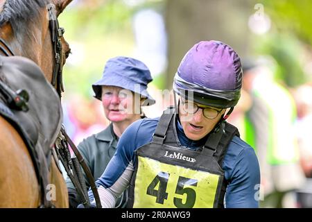 Aaron Millar reitet auf KEC Deakon und überprüft sein Pferd, nachdem er am 7. Mai 2023 bei Badminton Horse Trials in Badminton, Gloucester, Großbritannien, in Fence 13 KBIS Brush Boxes im Cross Country gefallen ist. Foto von Phil Hutchinson. Nur redaktionelle Verwendung, Lizenz für kommerzielle Verwendung erforderlich. Keine Verwendung bei Wetten, Spielen oder Veröffentlichungen von Clubs/Ligen/Spielern. Kredit: UK Sports Pics Ltd/Alamy Live News Stockfoto