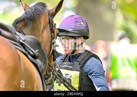 Aaron Millar reitet auf KEC Deakon und überprüft sein Pferd, nachdem er am 7. Mai 2023 bei Badminton Horse Trials in Badminton, Gloucester, Großbritannien, in Fence 13 KBIS Brush Boxes im Cross Country gefallen ist. Foto von Phil Hutchinson. Nur redaktionelle Verwendung, Lizenz für kommerzielle Verwendung erforderlich. Keine Verwendung bei Wetten, Spielen oder Veröffentlichungen von Clubs/Ligen/Spielern. Kredit: UK Sports Pics Ltd/Alamy Live News Stockfoto