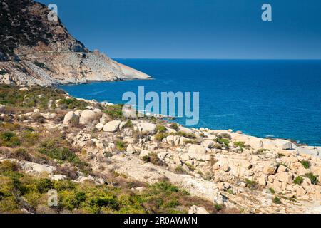 Felsige Küste nahe Ca Na, Südchinesisches Meer, Provinz Ninh Thuan, Vietnam, Asien Stockfoto