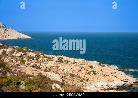 Felsige Küste nahe Ca Na, Südchinesisches Meer, Provinz Ninh Thuan, Vietnam, Asien Stockfoto