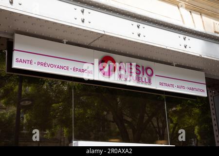 lyon , Aura France - 05 01 2023 : Aesio Mutuelle Logo und Textschild an der Eingangswand Versicherungsbüro Beschilderung der französischen Versicherungsanstalt auf Gegenseitigkeit Stockfoto