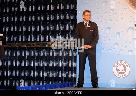 Hans Michael Holczer, Teamchef Team Gerolsteiner steht neben Minaeralwasser Kästen. Radsport, Teamvorstellung Team Gerolsteiner in Gerolstein am 15,1.2008. Stockfoto