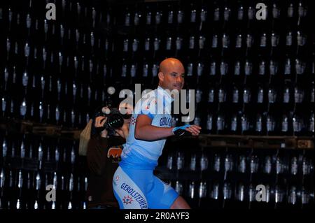 Stefan Schumacher mit Fernsehkamera .Radsport, Teamvorstellung Team Gerolsteiner in Gerolstein am 15,1.2008. Stockfoto