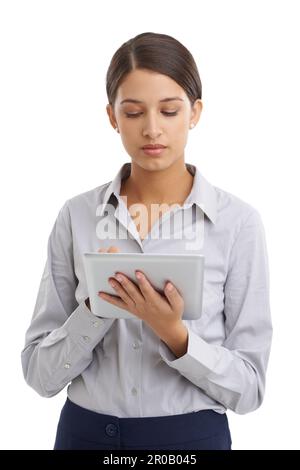 Technologie ist ein zuverlässiger Geschäftspartner. Eine attraktive junge Geschäftsfrau, die ein Tablet auf weiß isoliert benutzt. Stockfoto