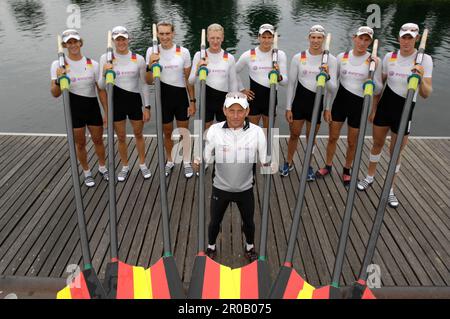 Matthias Flach, Florian Mennigen, Jochen Urban, Andreas Penkner, Florian Eichner, Philipp Naruhn, Kristof Wilke, Sebastian Schmidt und Steuermann Peter Thiede (von links) Mannschaftsbild der neuen Crew des Deutschlandachters. Stockfoto