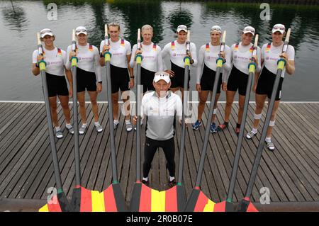 Matthias Flach, Florian Mennigen, Jochen Urban, Andreas Penkner, Florian Eichner, Philipp Naruhn, Kristof Wilke, Sebastian Schmidt und Steuermann Peter Thiede (von links) Mannschaftsbild der neuen Crew des Deutschlandachters. Stockfoto