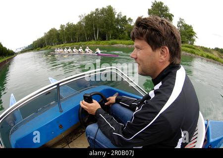 Der neue Trainer des Achters Christian Viedt beobachtet vom Boot den neuen zusammen setzt Deutschland beim Training auf dem Dortmund - Ems Kanal. Der Achter: Matthias Flach (Schlagmann), Florian Mennigen, Jochen Urban, Andreas Penkner, Florian Eichner, Philipp Naruhn, Kristof Wilke, Sebastian Schmidt und Steuermann Peter Thiede Stockfoto