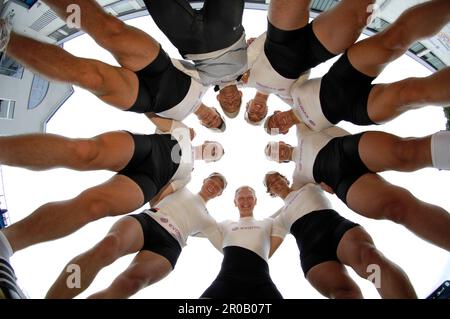 Matthias Flach, Florian Mennigen, Jochen Urban, Andreas Penkner, Florian Eichner, Philipp Naruhn, Kristof Wilke, Sebastian Schmidt und Steuermann Peter Thiede (von links) Mannschaftsbild der neuen Crew des Deutschlandachters. Stockfoto