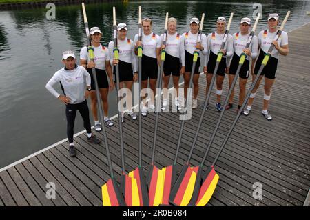 Matthias Flach, Florian Mennigen, Jochen Urban, Andreas Penkner, Florian Eichner, Philipp Naruhn, Kristof Wilke, Sebastian Schmidt und Steuermann Peter Thiede (von links) Mannschaftsbild der neuen Crew des Deutschlandachters. Stockfoto