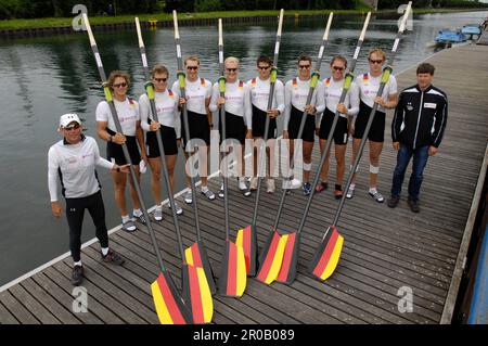 Matthias Flach, Florian Mennigen, Jochen Urban, Andreas Penkner, Florian Eichner, Philipp Naruhn, Kristof Wilke, Sebastian Schmidt und Steuermann Peter Thiede (von links) Mannschaftsbild der neuen Crew des Deutschlandachters mit dem neuen Trainer des Achters Christian Viedt. Stockfoto