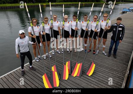 Matthias Flach, Florian Mennigen, Jochen Urban, Andreas Penkner, Florian Eichner, Philipp Naruhn, Kristof Wilke, Sebastian Schmidt und Steuermann Peter Thiede (von links) Mannschaftsbild der neuen Crew des Deutschlandachters mit dem neuen Trainer des Achters Christian Viedt. . Stockfoto