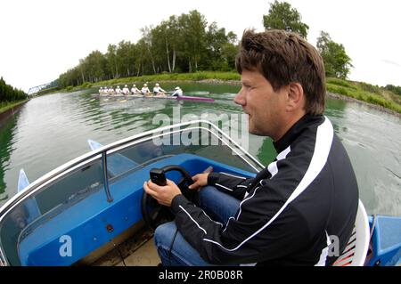 Der neue Trainer des Achters Christian Viedt beobachtet vom Boot den neuen zusammen setzt Deutschland beim Training auf dem Dortmund - Ems Kanal. Der Achter: Matthias Flach (Schlagmann), Florian Mennigen, Jochen Urban, Andreas Penkner, Florian Eichner, Philipp Naruhn, Kristof Wilke, Sebastian Schmidt und Steuermann Peter Thiede Stockfoto