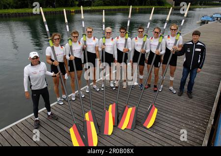 Matthias Flach, Florian Mennigen, Jochen Urban, Andreas Penkner, Florian Eichner, Philipp Naruhn, Kristof Wilke, Sebastian Schmidt und Steuermann Peter Thiede (von links) Mannschaftsbild der neuen Crew des Deutschlandachters mit dem neuen Trainer des Achters Christian Viedt. Stockfoto