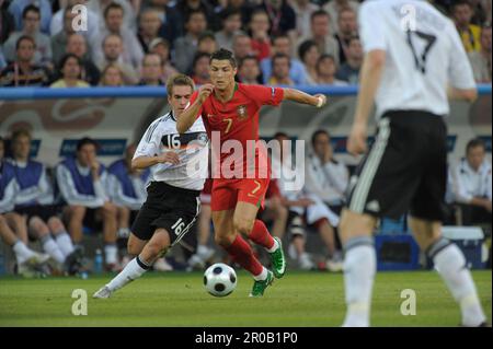 Cristiano Rolanldo (POR) Aktion gegen Philipp Lahm (16) .Fußball Europameisterschaft Länderspiel Deutschland - Portugal 3:2, 19.6.2008 Stockfoto