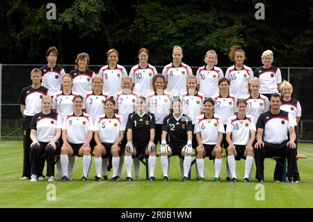 Teamfoto der Fußball Frauen Nationalmannschaft, Olympiakader für die Olympischen Spiele in Peking 2008.oben von links: Patrizia Hell (Teammanagerin), Birgit Prinz, Annike Krahn, Nadine angerer, Ursula Holl, Linda Bresonik, Kerstin Garefrekes, Michael Fuchs (Torwarttrainer)Mitte von links: Jan Heller (Zeugwart), Melanie Behringer, Saskia Bartusiak, Kerstin Stegemann, Celia Okoyino da Mbabi, Simone Laudehr, Ariane Hingst, Anja Mittag, Christel Arbine, Trainé, Trainé, Trainé, Baben, Traineoté, Trainé, Trainé, Traineek (Wandern, Traineotte, Trainé, Mariotte, Trainé, Mariotte, Trainé, Traineweg, Ulzyn, Trainé, Traineotte, Traineweg (Wandern, Trainé)) Conny Pohlers Stockfoto